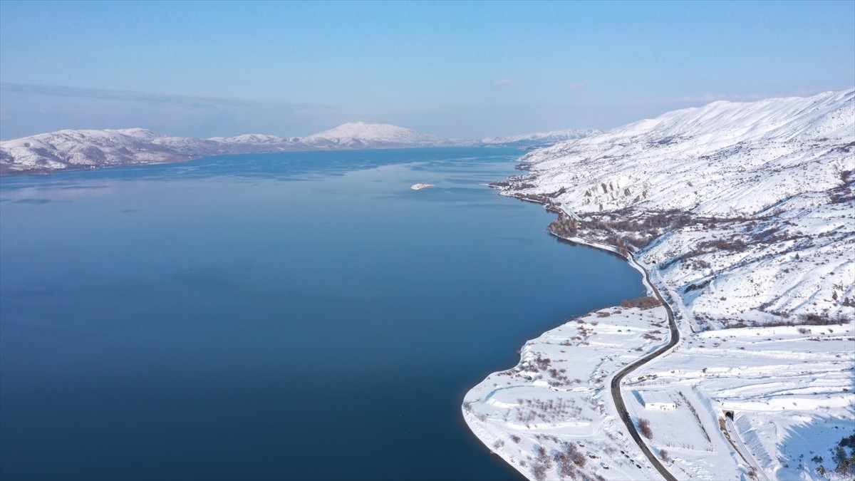 Elazığ'ın Sivrice ilçesinde çevresi karla kaplı Hazar Gölü, dronla görüntülendi. Kentte son bir...