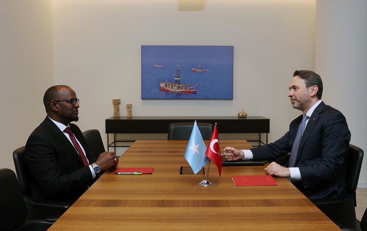 Enerji ve Tabii Kaynaklar Bakanı Alparslan Bayraktar (sağda), Somali’nin yeni Petrol ve Maden...