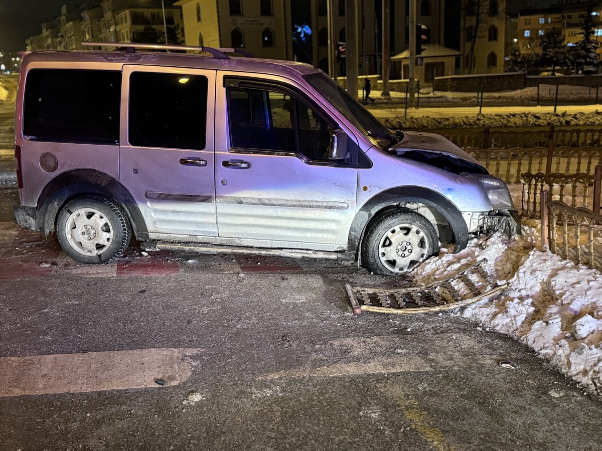  Erzurum'da hafif ticari araç ile otomobilin çarpışması sonucu 7 kişi yaralandı.