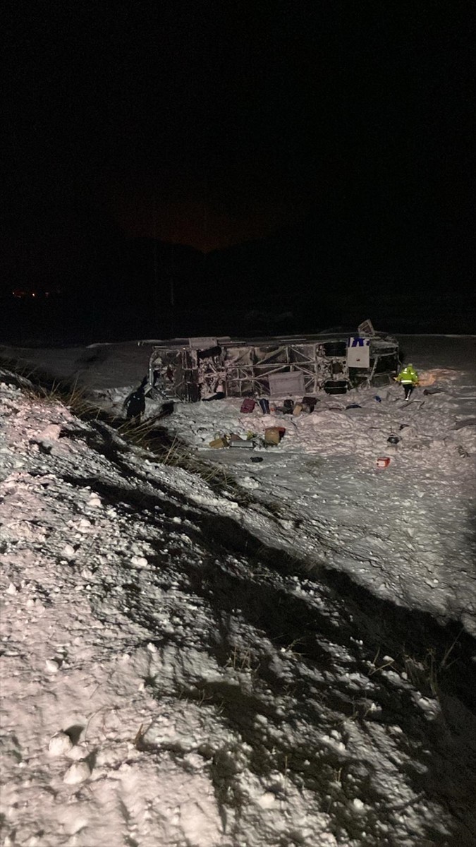 Erzurum'un Horasan ilçesinde yolcu otobüsünün devrilmesi sonucu 37 kişi yaralandı. İhbar üzerine...