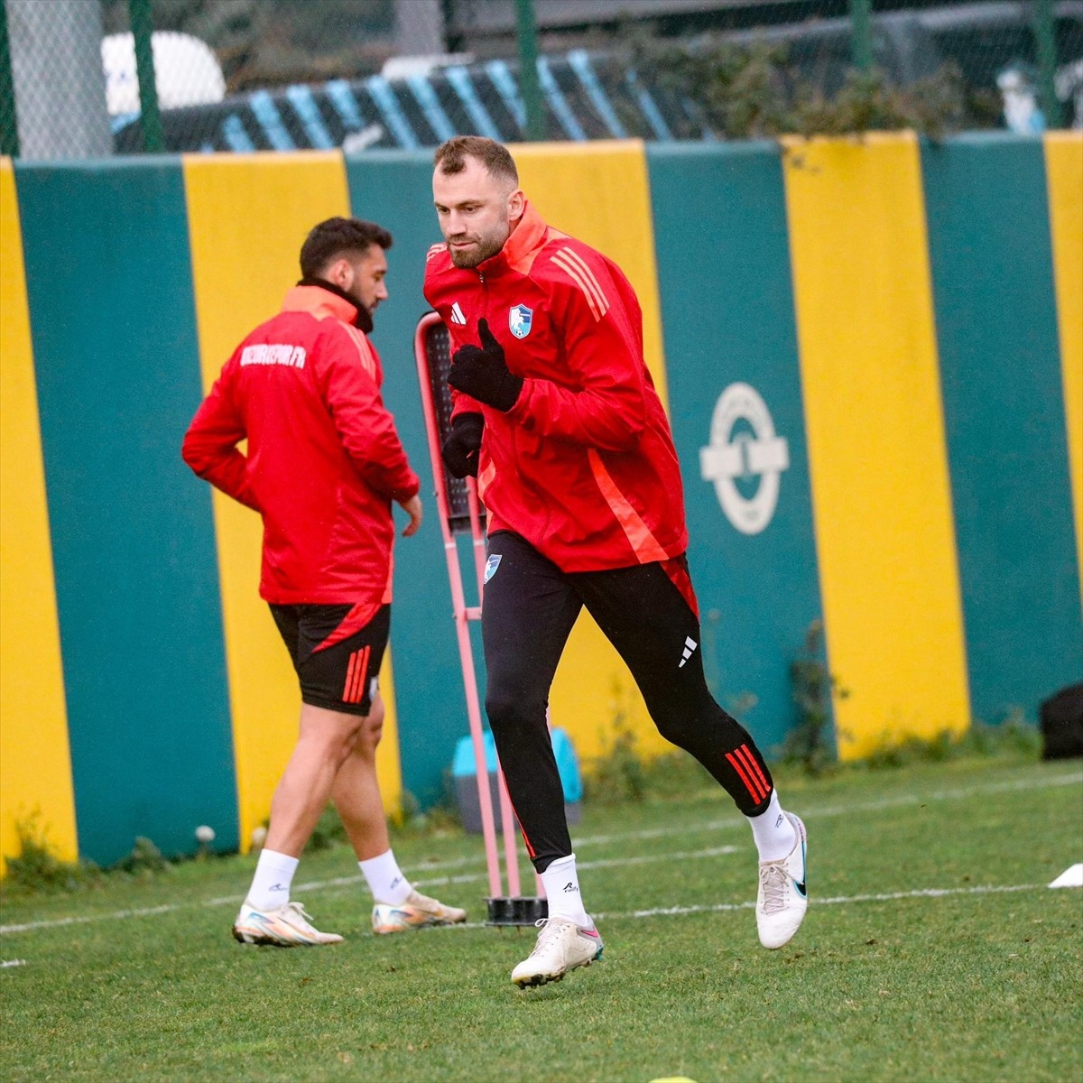 Erzurumspor FK, Trendyol 1. Lig'in 25. haftasında deplasmanda oynayacağı Esenler Erokspor maçının...