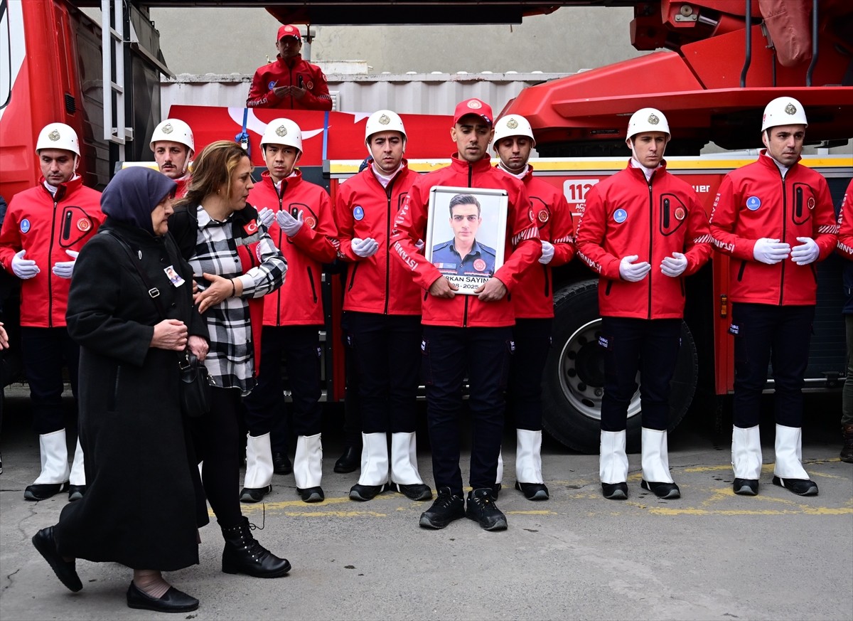 Esenler'de yangına müdahale sırasında yüksekten düşerek hayatını kaybeden itfaiye eri için tören...