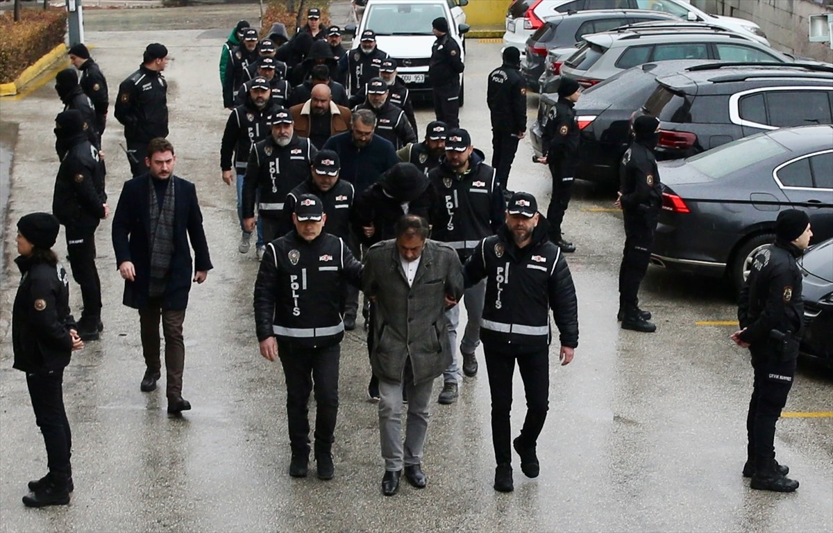 Eskişehir'de düzenlenen tefecilik operasyonunda 11 zanlı gözaltına alındı.