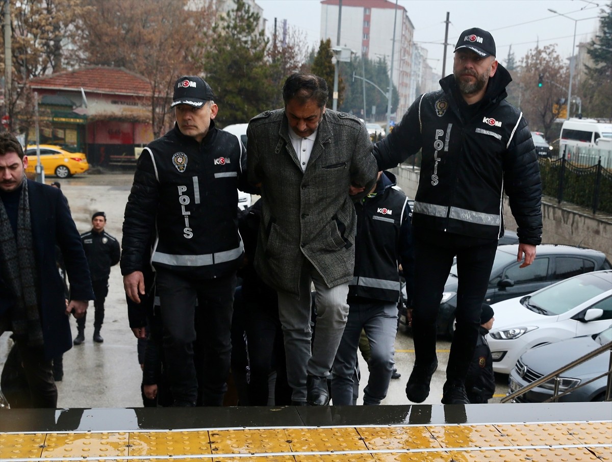 Eskişehir'de düzenlenen tefecilik operasyonunda 11 zanlı gözaltına alındı.