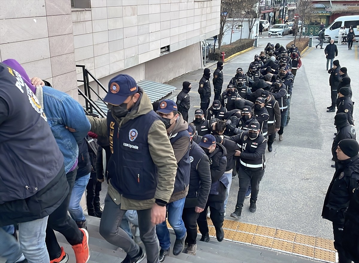 Eskişehir merkezli 9 ilde düzenlenen yasa dışı bahis operasyonunda 24 zanlı gözaltına...
