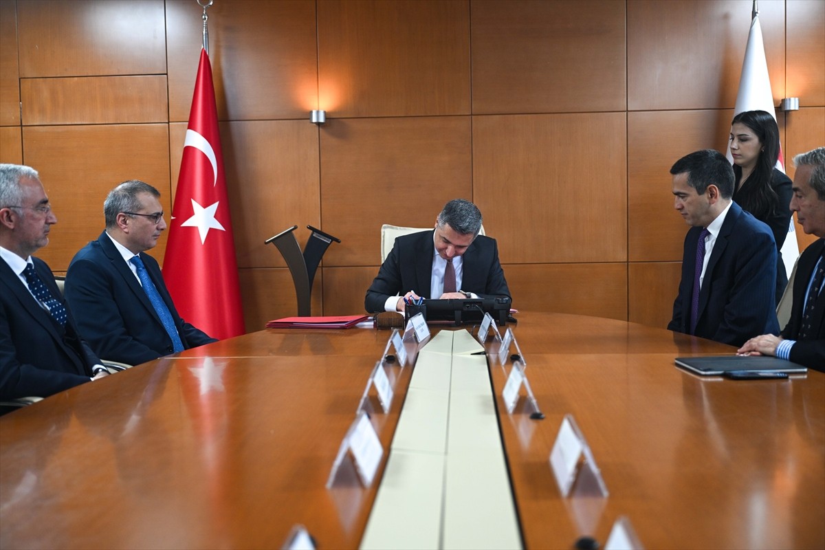 Fenerbahçe-Kalamış Yat Limanı ihalesinde sözleşmeyi 504 milyon dolar teklif veren Koç Holding'in...