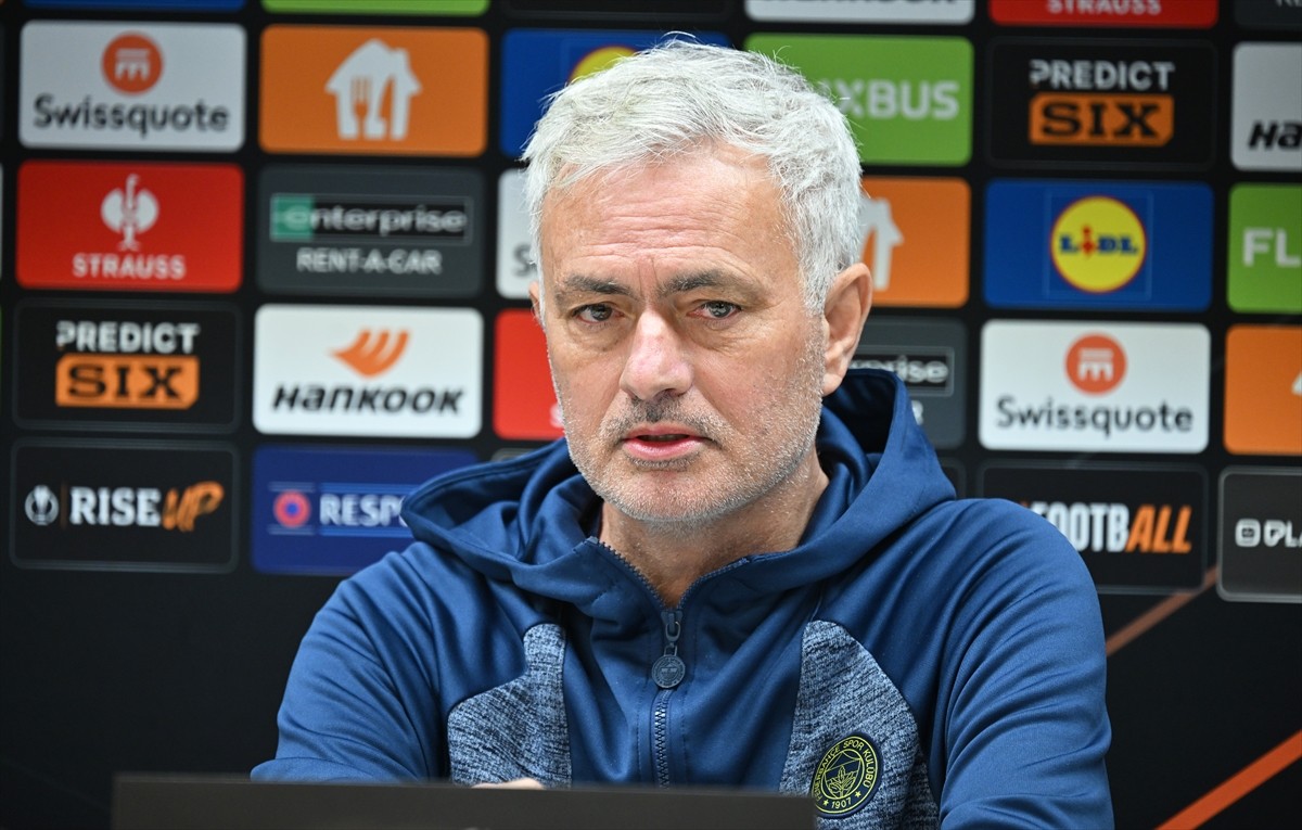 Fenerbahçe Teknik Direktörü Jose Morinho (fotoğrafta) ve oyuncu Sebastian Szymanski, UEFA Avrupa...