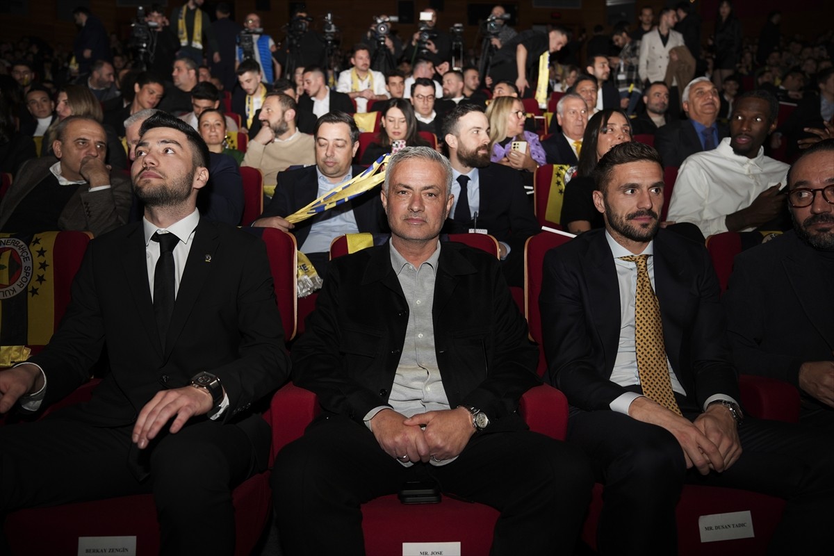 Fenerbahçeli üniversite öğrencilerinin oylarıyla katıldığı "Aydınlık Gelecek Ödülleri" sahiplerini...