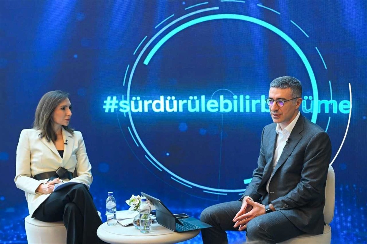 Garanti BBVA Genel Müdürü Mahmut Akten (sağda), küresel ve Türkiye ekonomisindeki son gelişmelerle...