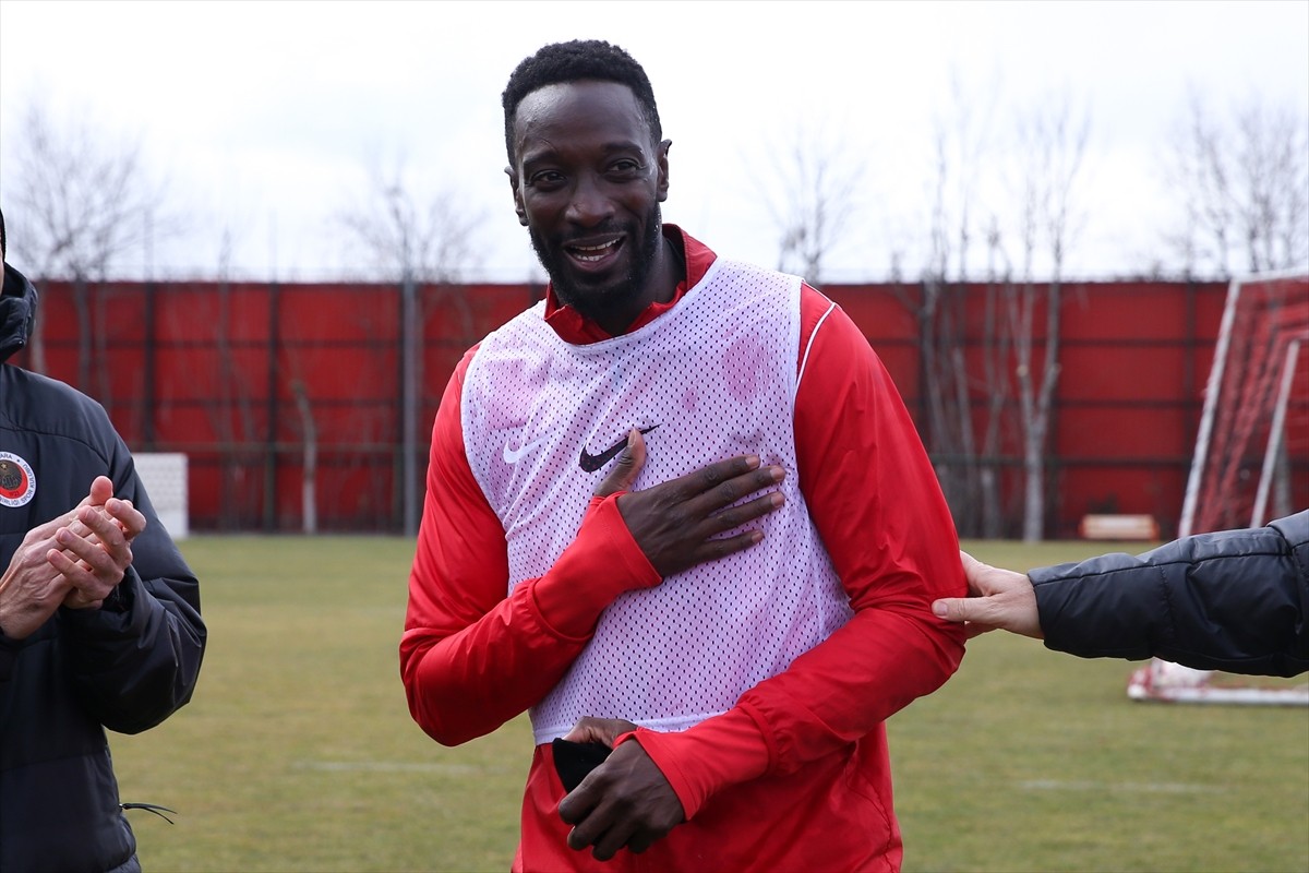 Gençlerbirliği'nde forma giyen 39 yaşındaki Mustapha Yatabare, aktif futbolculuk kariyerini...