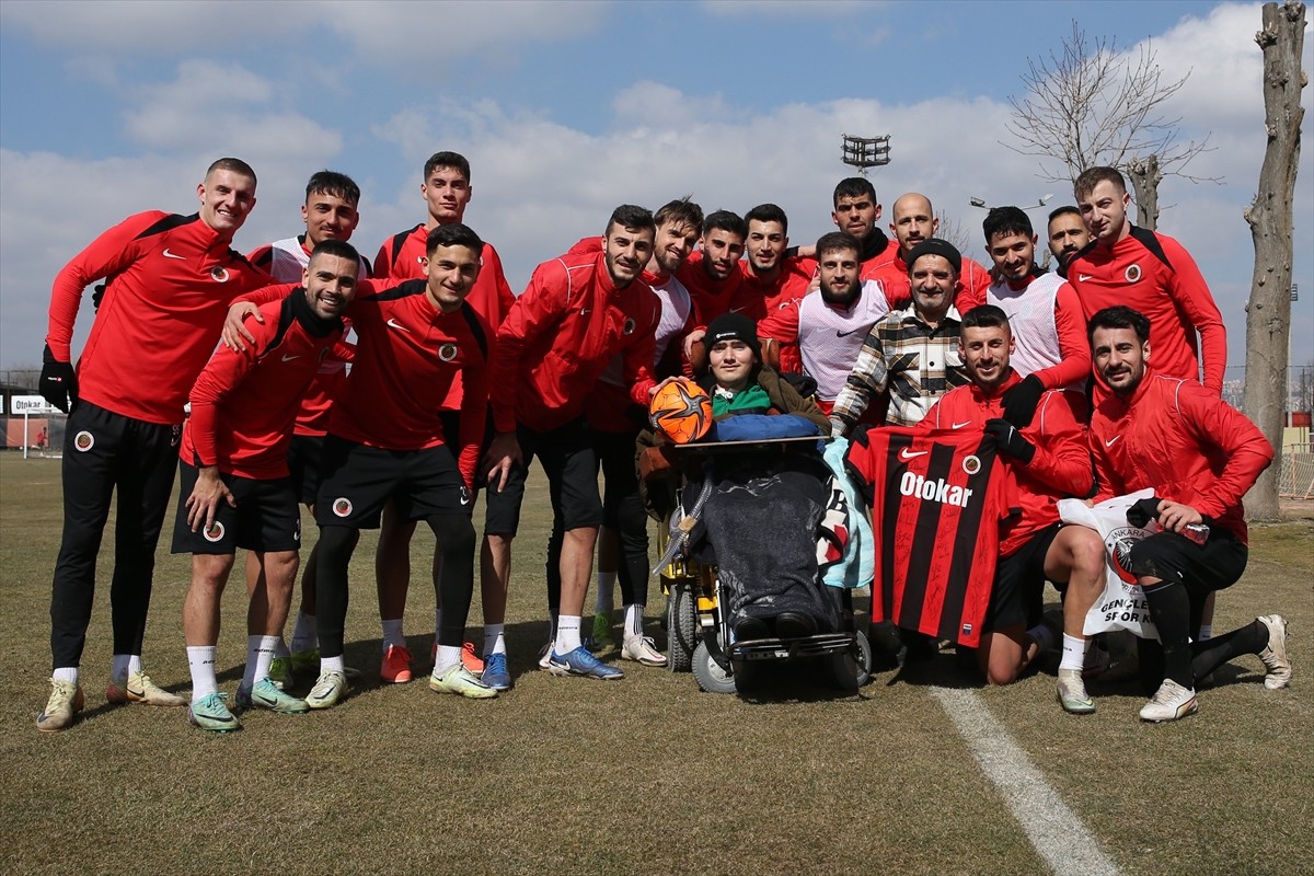 Gençlerbirliği Kulübü, 23 yaşındaki DMD hastası Sıddık Sökük ile ailesini antrenmanda ağırladı....
