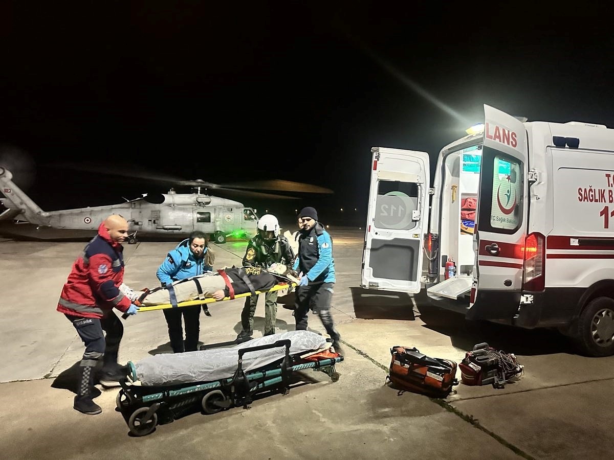 Gökçeada'da olumsuz hava koşulları nedeniyle yapılamayan feribot seferleri dolayısıyla bir...