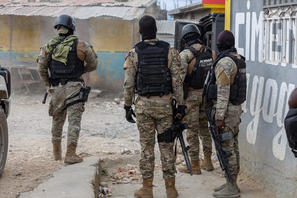 Haiti'de silahlı çetelerin başkent Port-au-Prince'ye bağlı kasabaya düzenlediği saldırıda ilk...