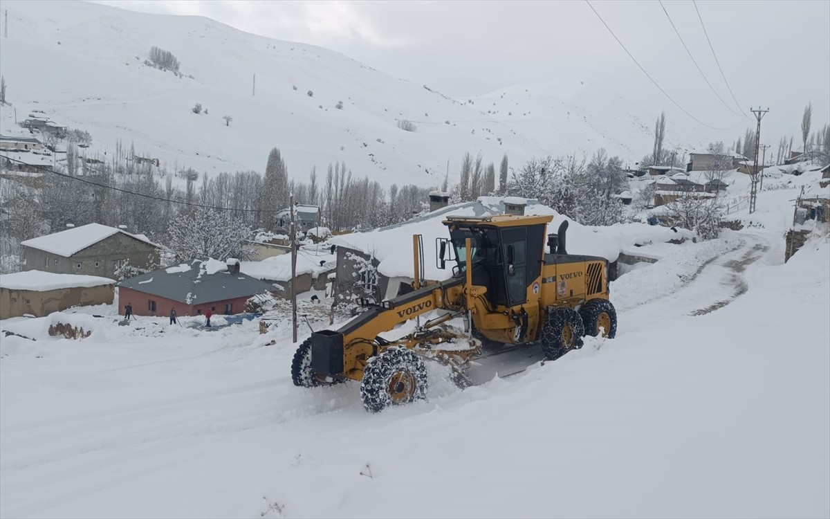 Hakkari'de, karla mücadele ekipleri, ulaşımın sağlanamadığı 168 yerleşim yerinden 137'sinin yolunu...