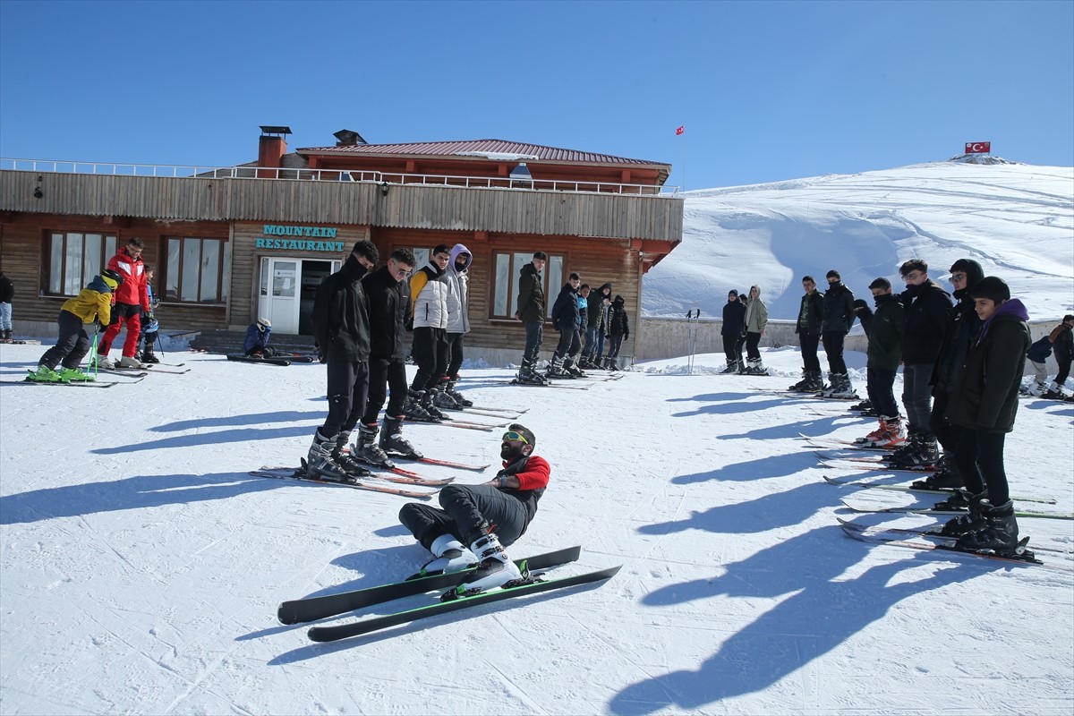 Hakkari'de "Sağlıklı Gelecek, Sporla Gelecek" projesi kapsamında günde 100 öğrenciye kayak eğitimi...