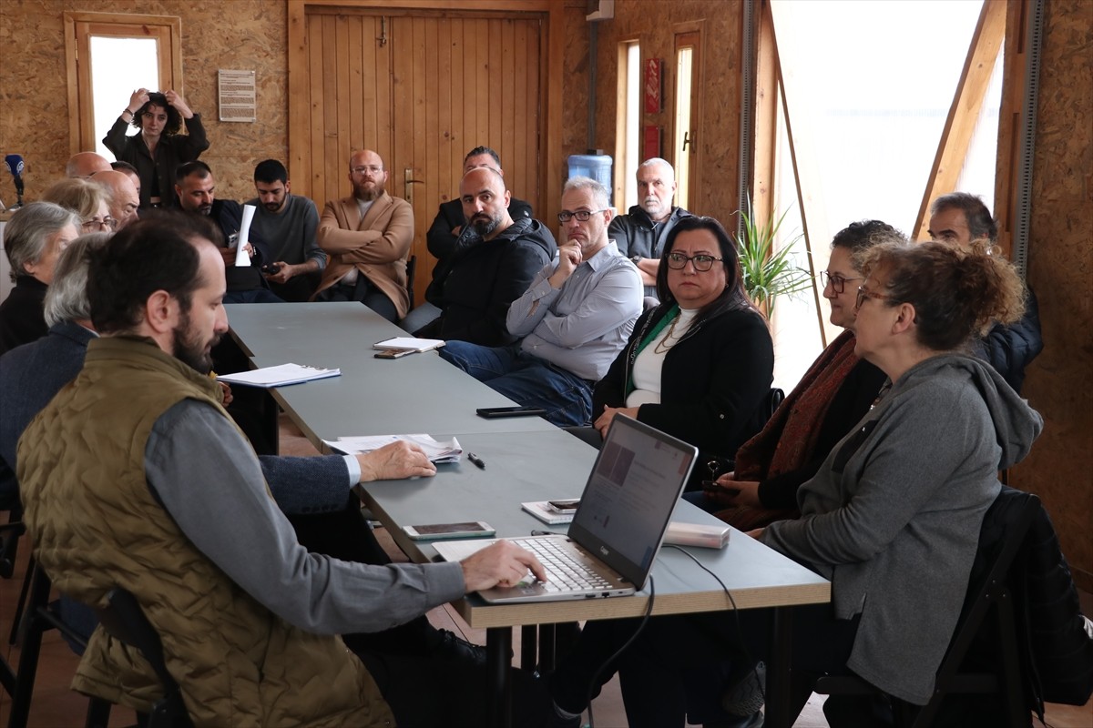 Hatay'da 6 Şubat 2023'teki depremlerde hasar gören bazı yapılarda incelemelerde bulunan Avrupa...