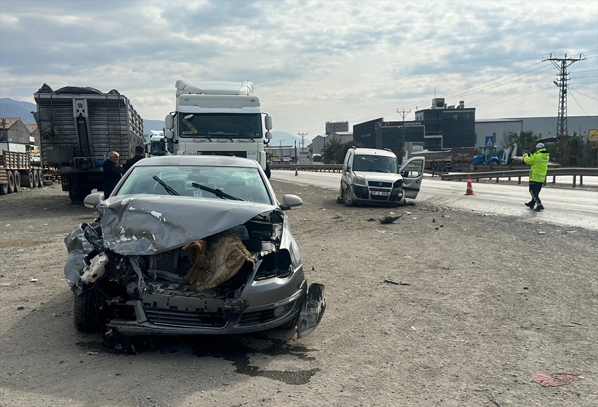 Hatay'ın Dörtyol ilçesinde otomobil ile hafif ticari aracın çarpışması sonucu 2 kişi...