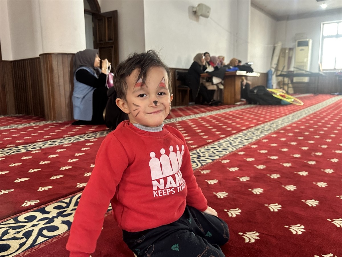 Hatay'ın Dörtyol ilçesinde yetim çocuklar için camide etkinlik düzenlendi.