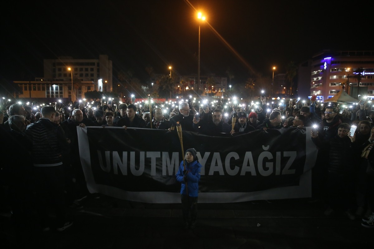 Hatay'ın İskenderun ilçesindeki Atatürk Anıt Alanı'nda, 6 Şubat 2023'te meydana gelen depremlerde...