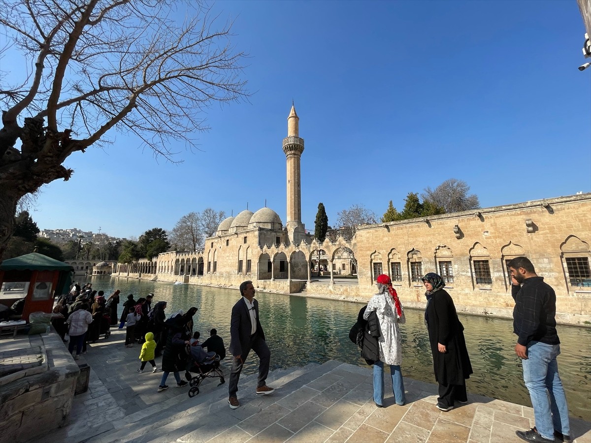 Hava sıcaklığının 15 derece civarında olduğu Şanlıurfa'da, güneşli havayı fırsat bilenler...