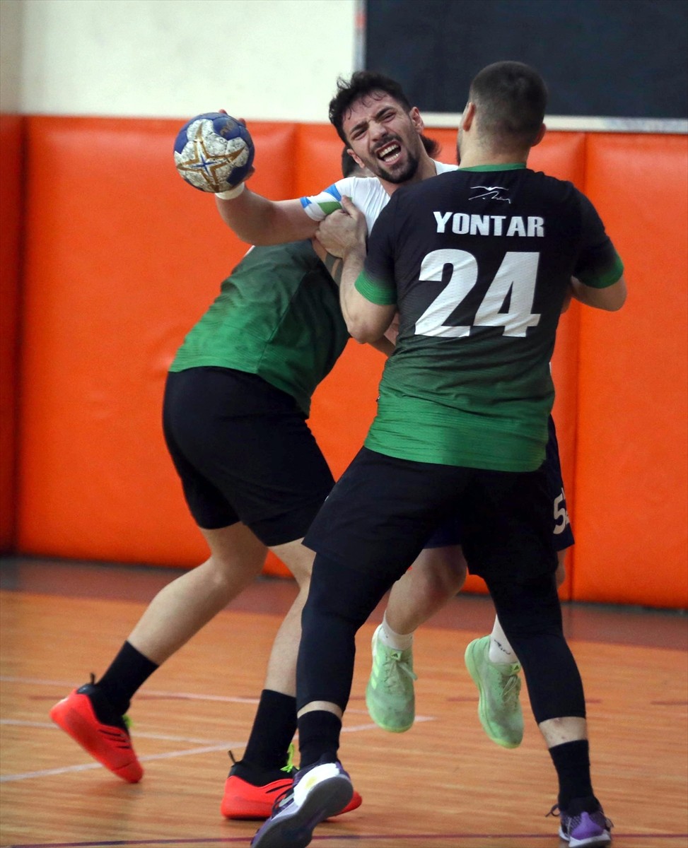 Hentbol Erkekler Süper Lig'in 16. haftasında Rize Belediyespor ile Güneysuspor, Güneysu Spor...