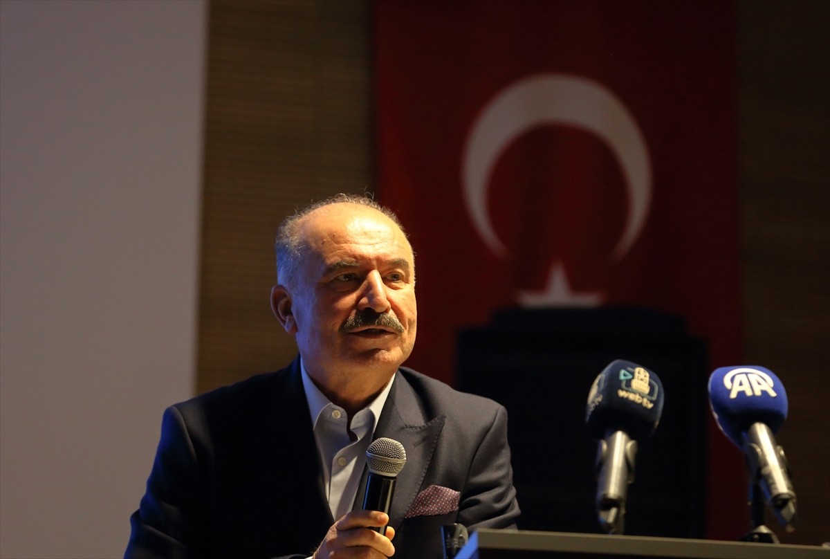 Hitit Üniversitesince düzenlenen "Erol Olçok Kültür Akşamları" etkinliğinde protokol üyeleri şiir...