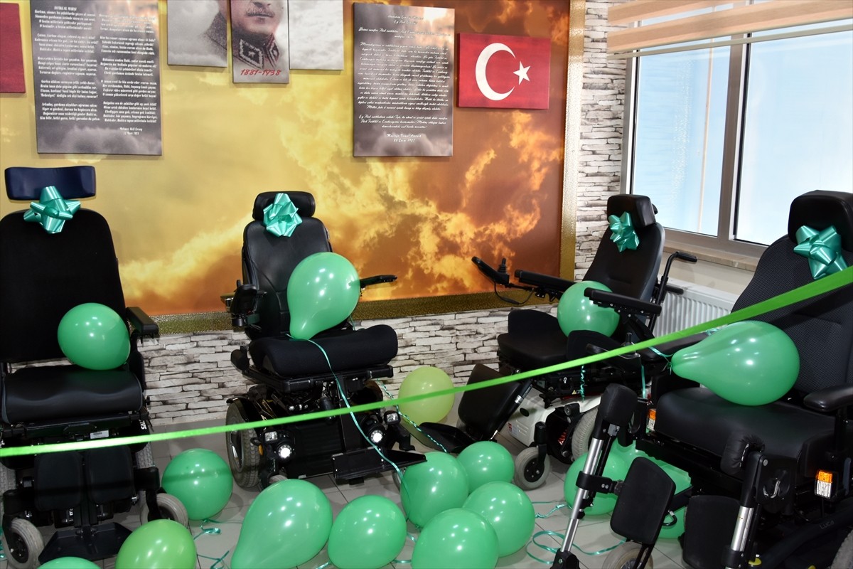 Hollandalı iş insanı Ron Gezelle, sosyal sorumluluk projesi kapsamında Kırıkkale'de yaşayan 6...