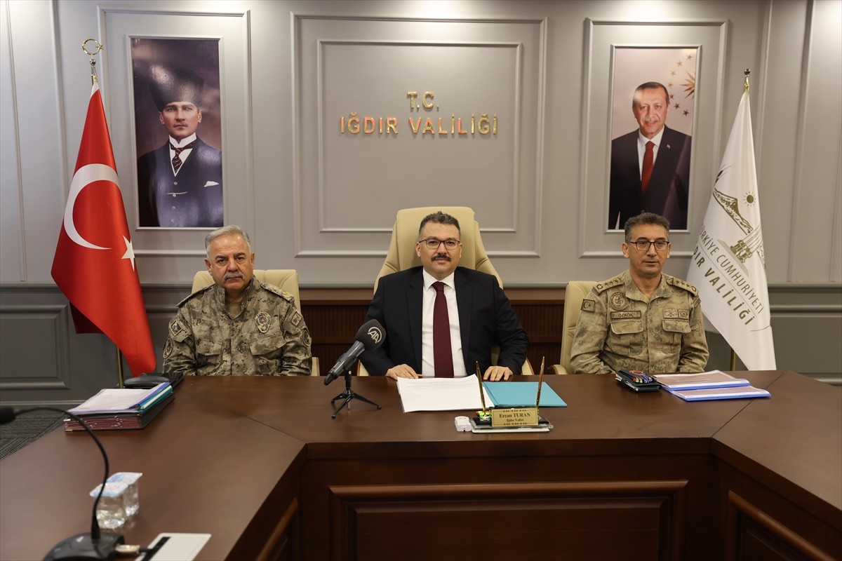 Iğdır Valiliğinde basın mensuplarıyla bir araya gelen Vali Ercan Turan (ortada), ocak ayında...