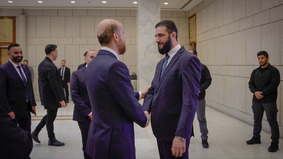 İlim Yayma Vakfı Mütevelli Heyeti Başkanı Bilal Erdoğan (solda) ve beraberindeki Türk heyet...