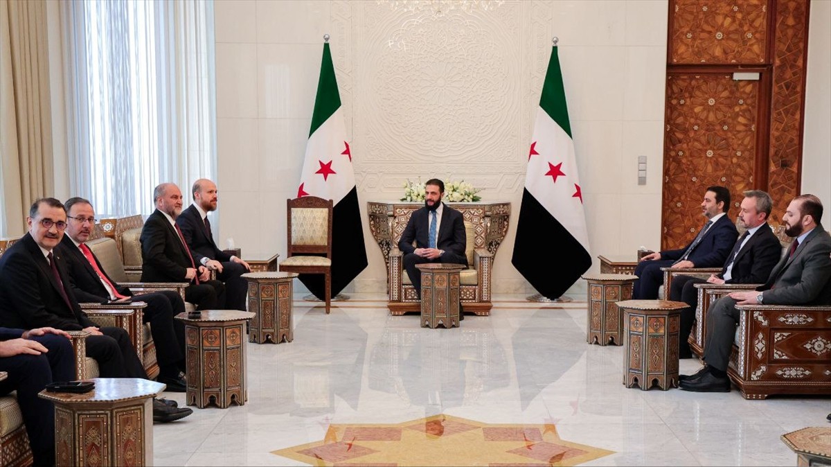 İlim Yayma Vakfı Mütevelli Heyeti Başkanı Bilal Erdoğan (solda) ve beraberindeki Türk heyet...