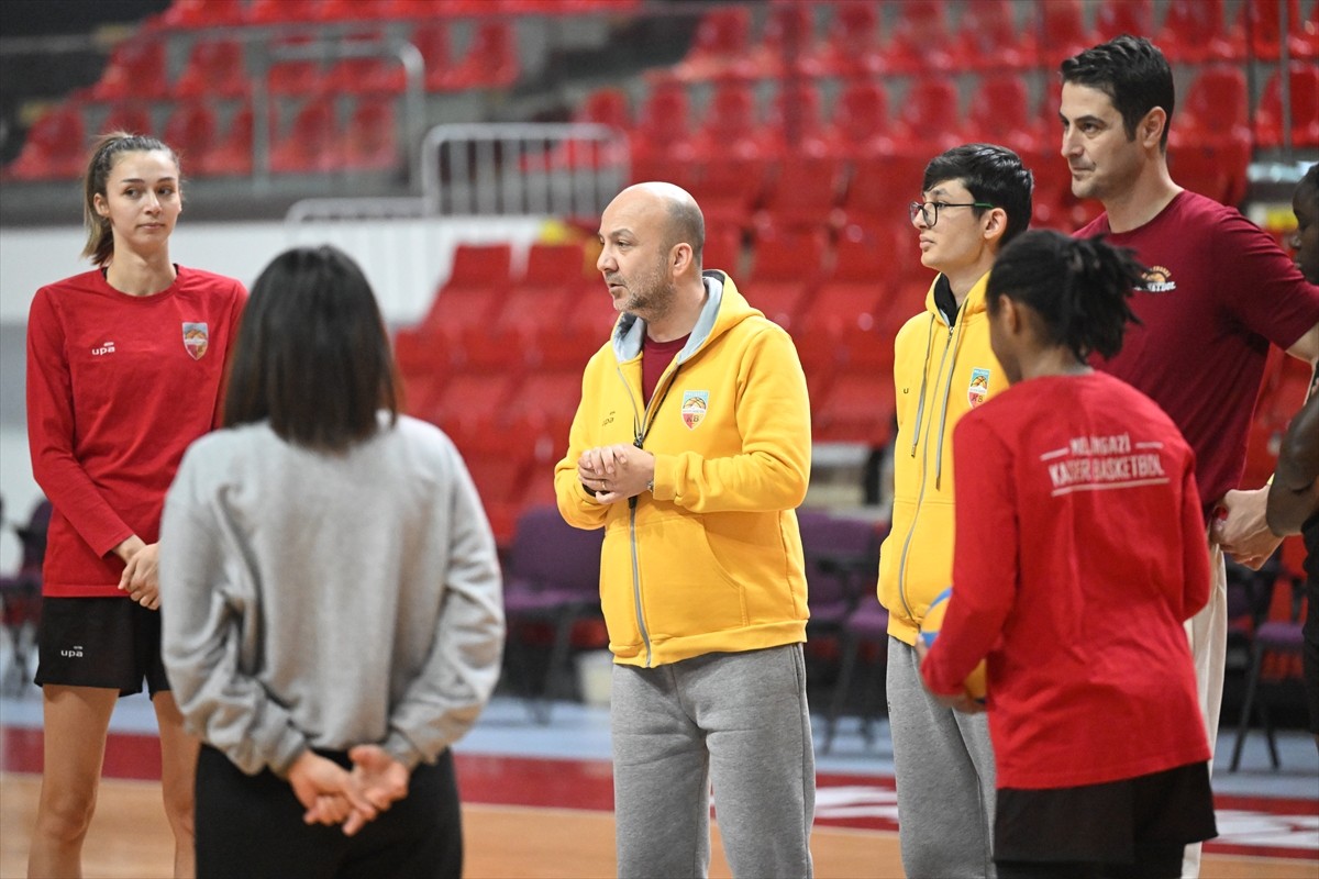 ING Kadınlar Basketbol Süper Ligi ekiplerinden Melikgazi Kayseri Basketbol'un başantrenörü Emre...