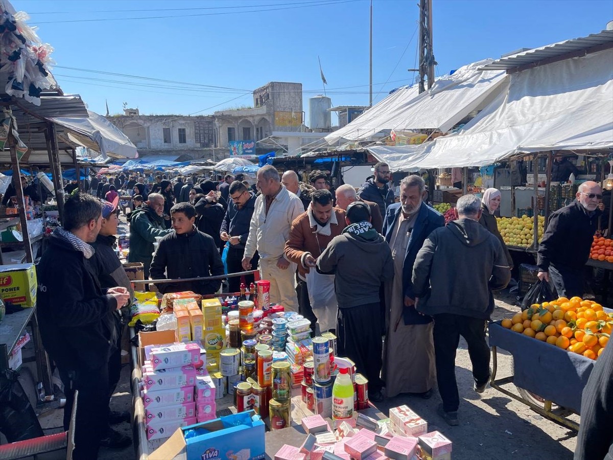 Irak'ın Kerkük kentinde ramazan hazırlıkları yapan Kerküklüler, başta hurma olmak üzere iftar ve...