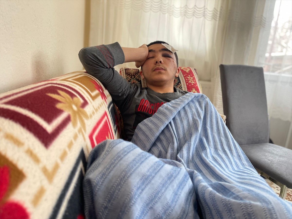 Isparta'da sahipsiz köpeklerden kaçarken düşerek kafasını kaldırıma çarpan 16 yaşındaki Salih...