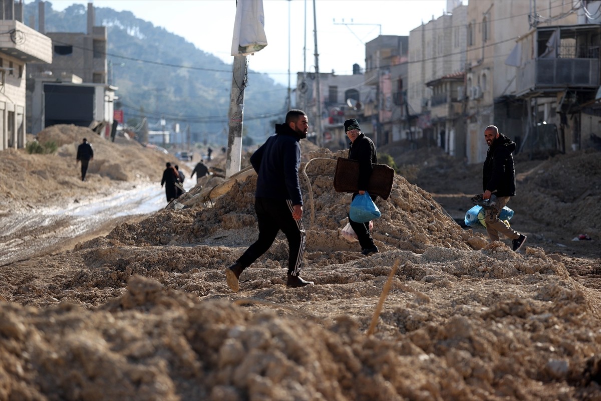 İsrail ordusu, işgal altındaki Batı Şeria'nın Tulkerim kentinin doğusunda bulunan Nur Şems Mülteci...