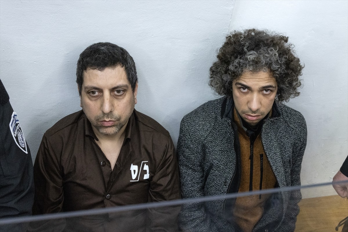 İsrail polisi, işgal altındaki Doğu Kudüs'te yer alan 2 kitapçıyı basarak kitaplara el koydu...