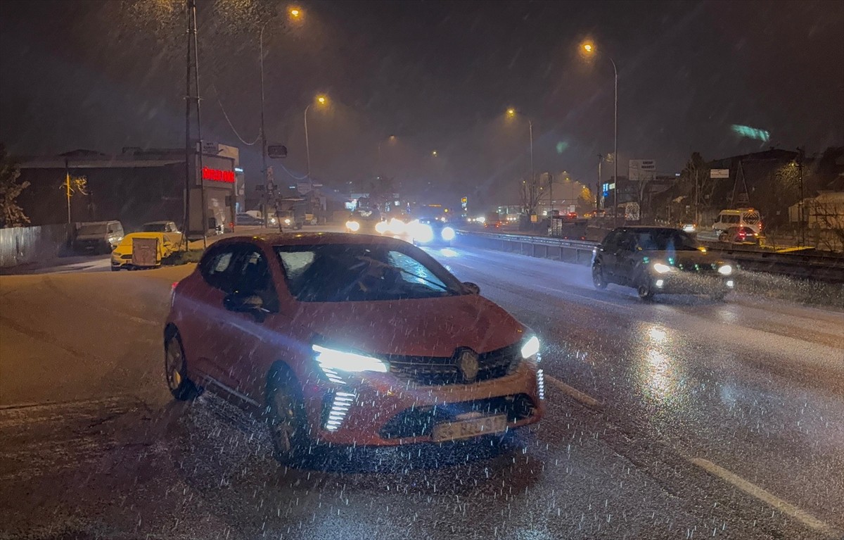 İstanbul'da dünden itibaren etkili olan kar yağışı, kentin yüksek kesimlerinde aralıklarla...