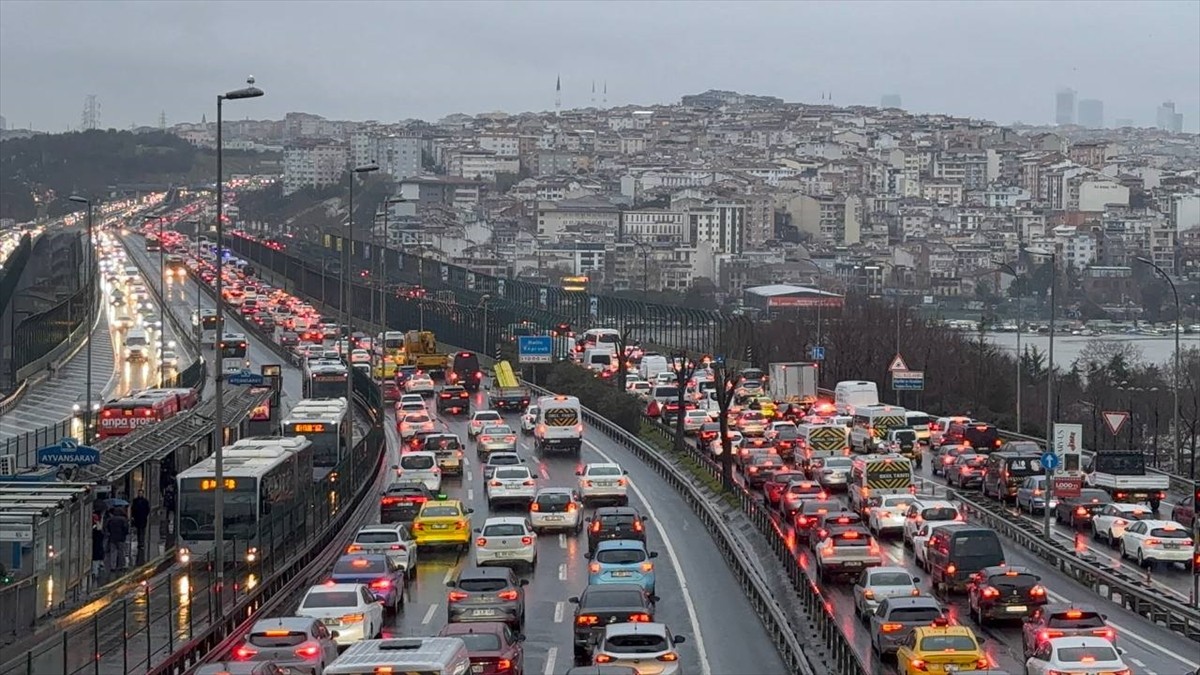  İstanbul'da, haftanın ikinci iş günü yağmurun da etkisiyle oluşan trafik yoğunluğu nedeniyle...