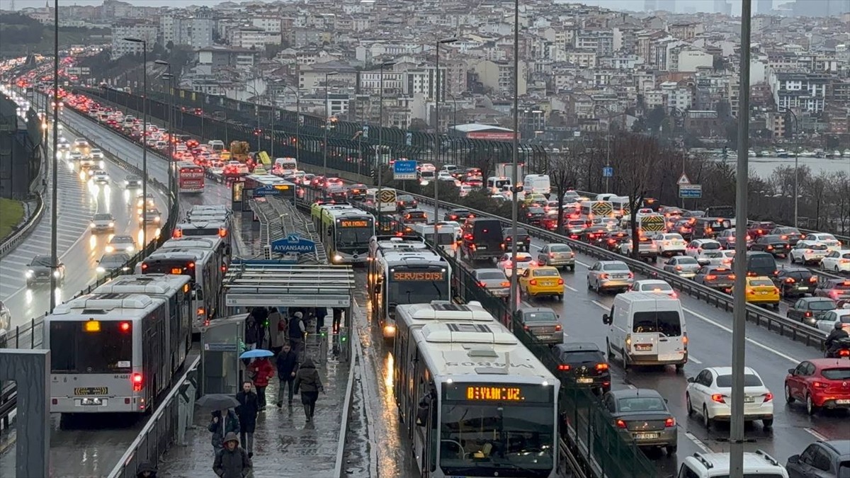  İstanbul'da, haftanın ikinci iş günü yağmurun da etkisiyle oluşan trafik yoğunluğu nedeniyle...