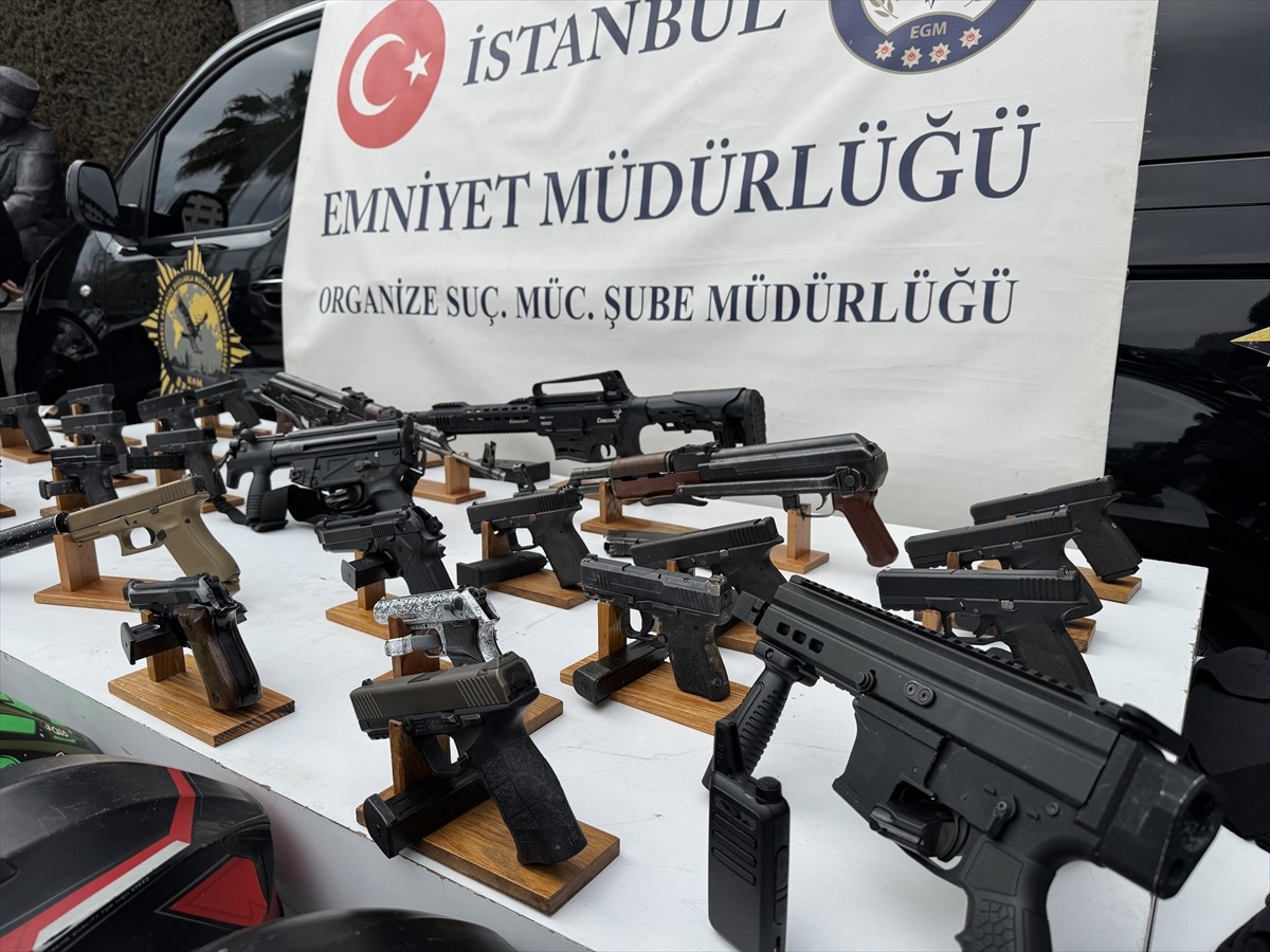 İstanbul'da iki hafta içinde suç örgütlerine yönelik operasyonlarda 54 zanlı tutuklandı....