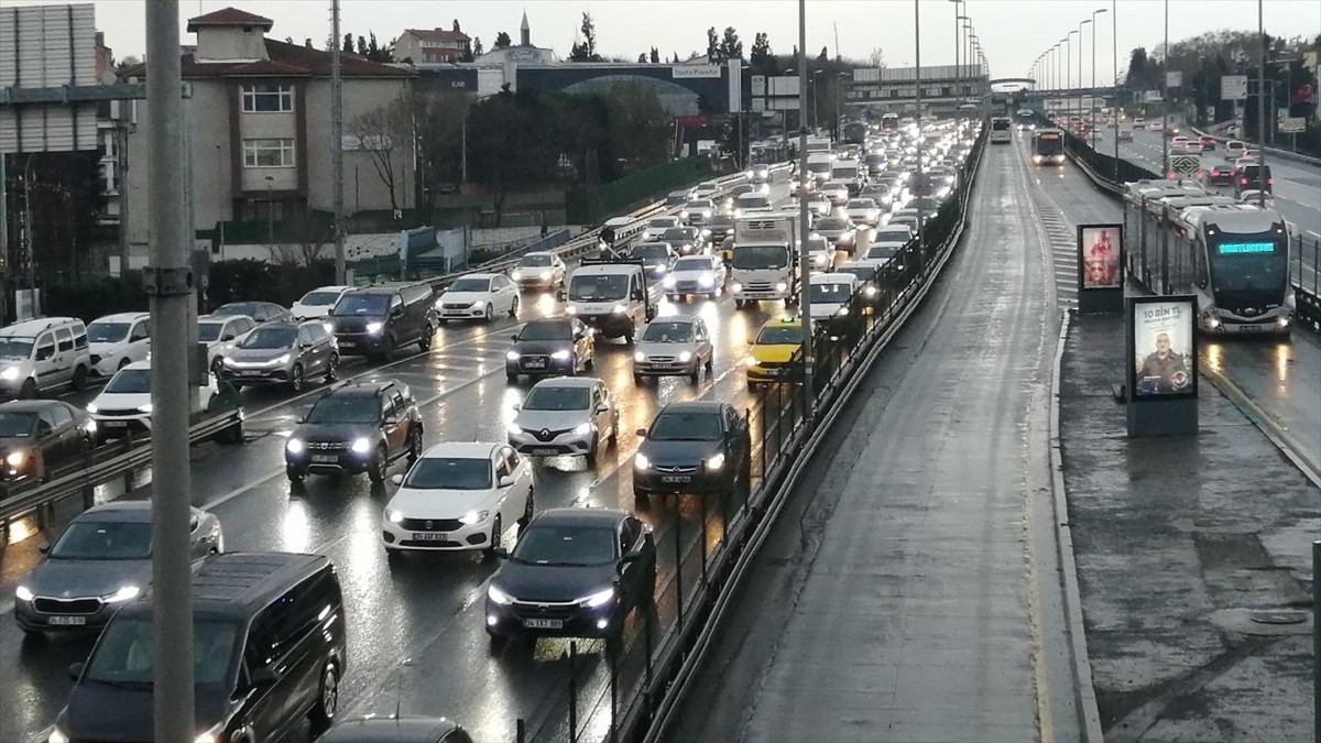 İstanbul'da yağışlı havanın da etkisiyle bazı bölgelerde trafik yoğunluğu oluştu.