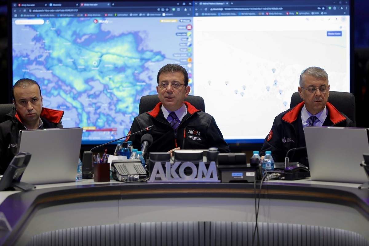 İstanbul Büyükşehir Belediye (İBB) Başkanı Ekrem İmamoğlu, İBB Afet Koordinasyon Merkezi'nde...