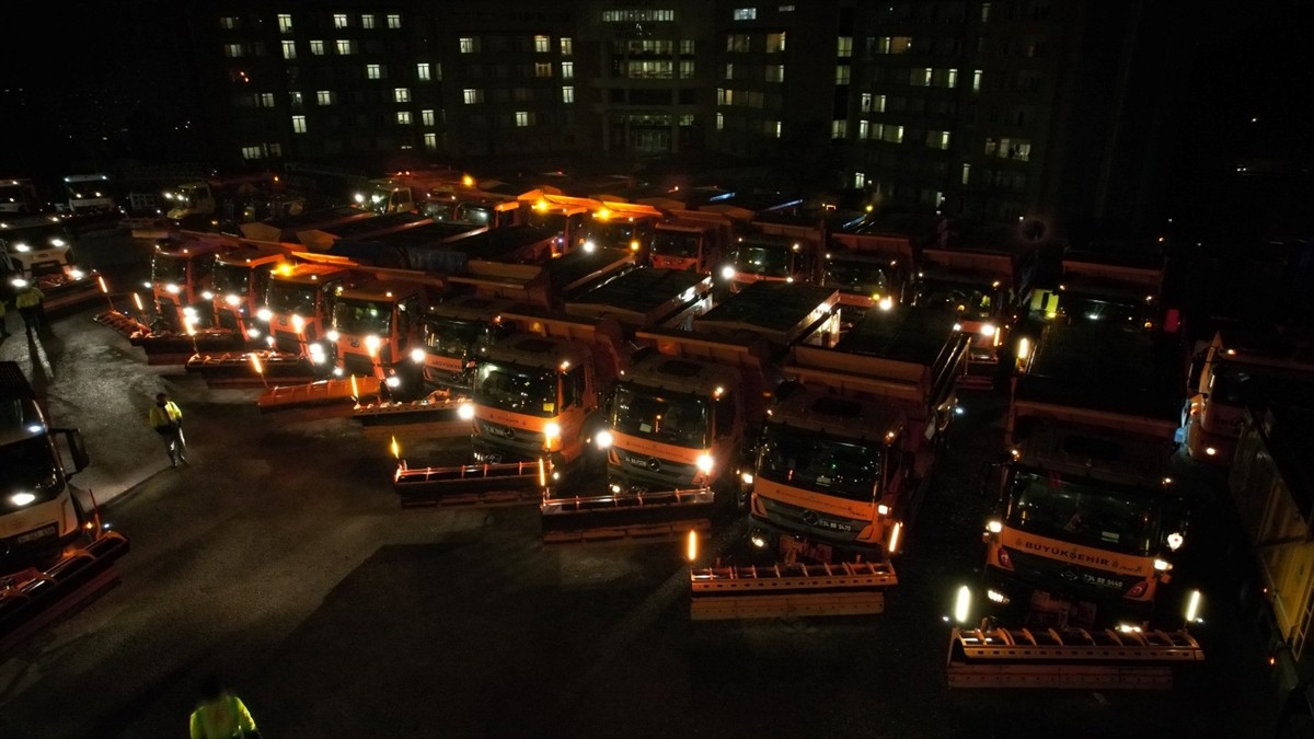 İstanbul Büyükşehir Belediyesi (İBB) kentte beklenen kar yağışına karşı hazırlıklarını...