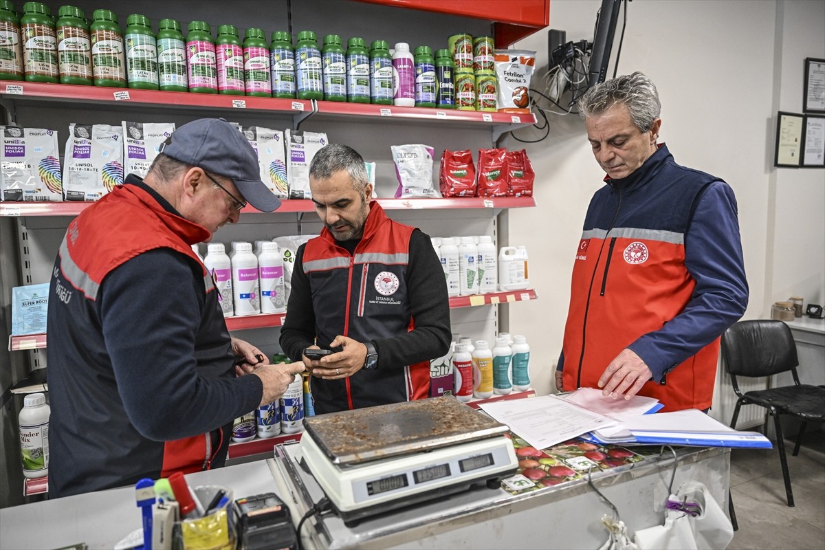 İstanbul İl Tarım ve Orman Müdürlüğü ekipleri, çiftçilerin güvenilir gübreye erişimini sağlamak ve...