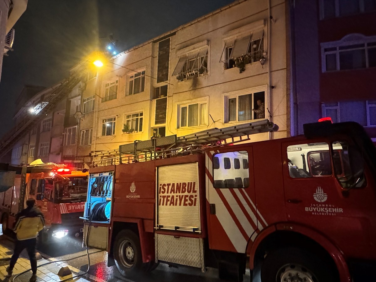  İstanbul Üsküdar’da, Çavuşdere Caddesi üzerindeki 4 katlı bir apartman dairesinde çıkan yangında...