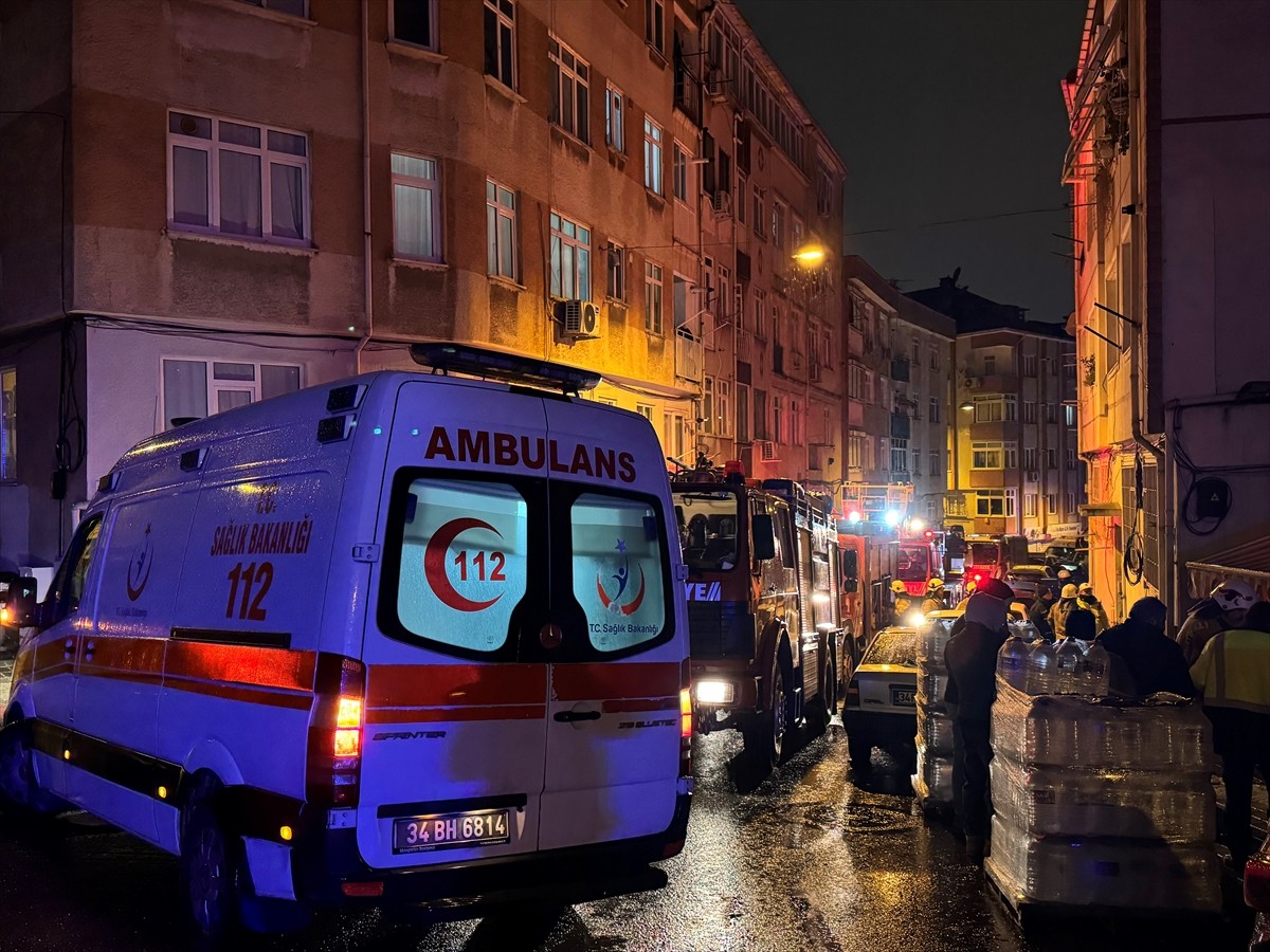  İstanbul Üsküdar’da, Çavuşdere Caddesi üzerindeki 4 katlı bir apartman dairesinde çıkan yangında...