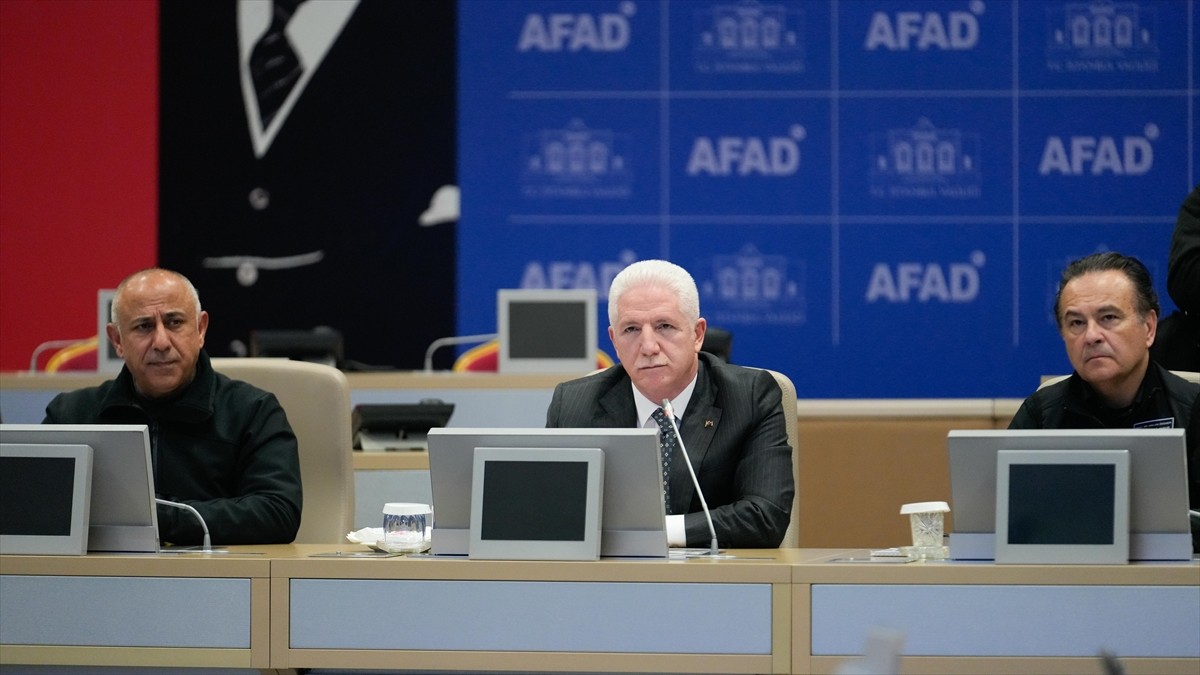 İstanbul Valisi Davut Gül (ortada), karla mücadele çalışmalarına ilişkin AFAD İstanbul İl...