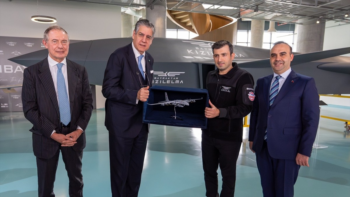 İtalya İşletmeler ve Made in Italy Bakanı Adolfo Urso (solda), Leonardo S.p.A. Yönetim Kurulu...