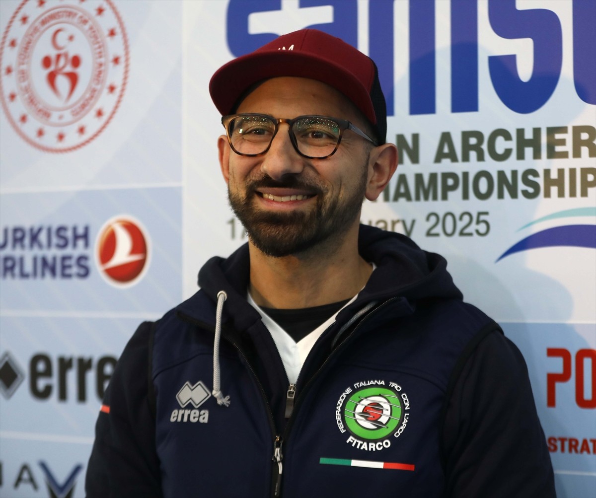 İtalyan okçu Massimiliano Mandia, Samsun'da devam eden Avrupa Salon Okçuluk Şampiyonası'na...