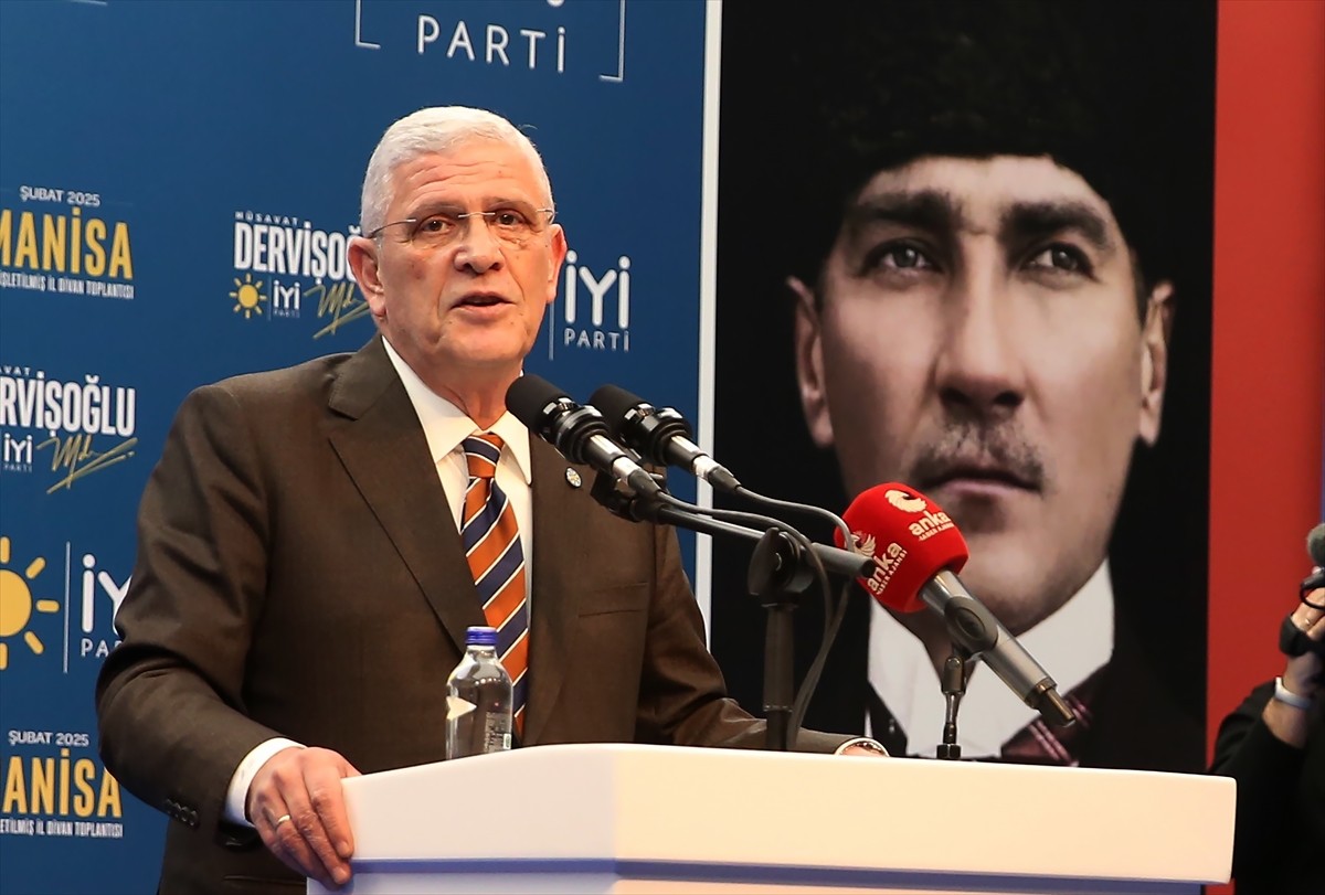 İYİ Parti Genel Başkanı Müsavat Dervişoğlu, partisinin Manisa Büyükşehir Belediyesi Kültür...