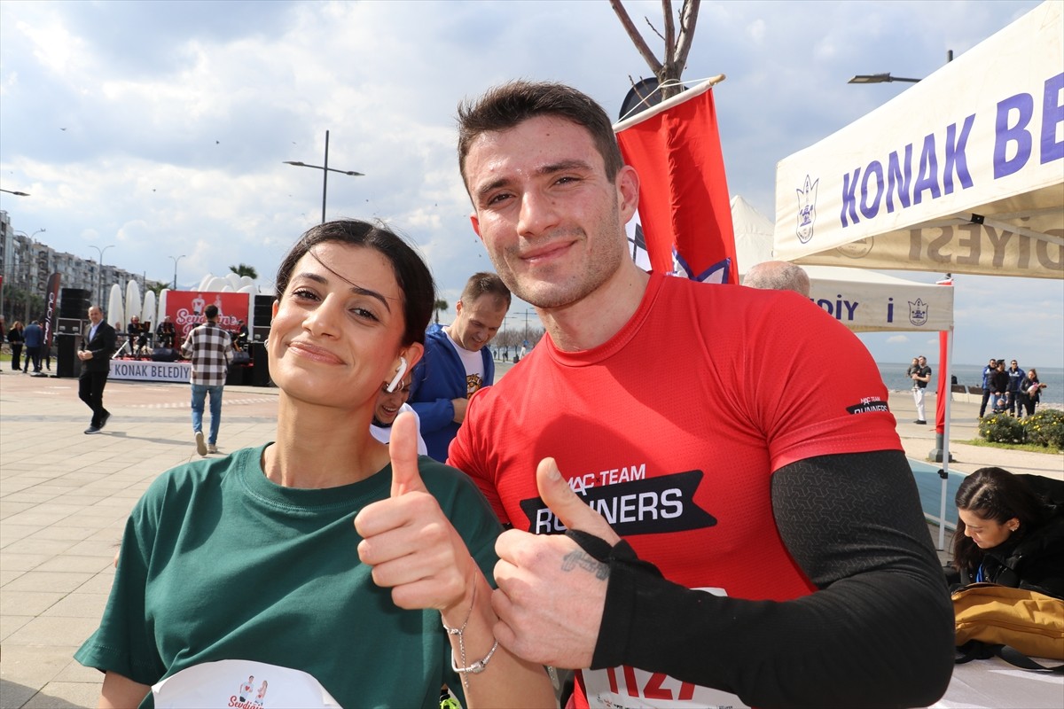 İzmir'de 14 Şubat Sevgililer Günü kutlamaları kapsamında düzenlenen "Sevdiğine Koş" etkinliğine...